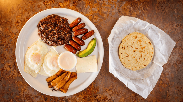 Desayuno Ceibeño Con Tortilla De Maíz / Ceibeño Breakfast with Corn Tortilla.