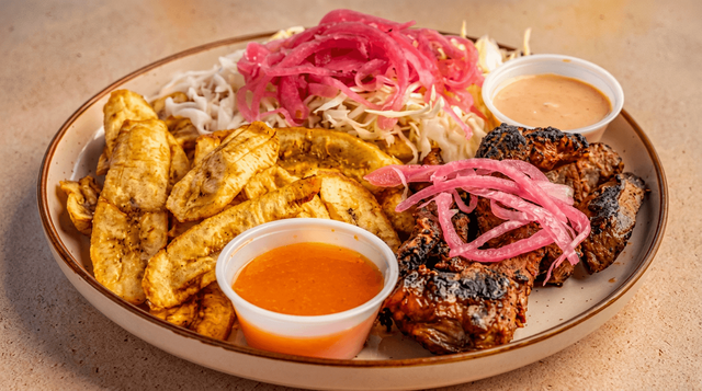 Carne Asada Con Tajadas / Roast Beef with Sliced Plantains.